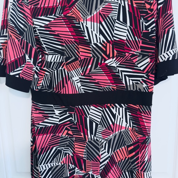 Geometric Patterned Women's Top - Picture 2 of 5